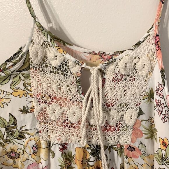 Cynthia Mehra | Floral Cold Shoulder Women’s Cropped Tank with Tassels - Picture 3 of 8